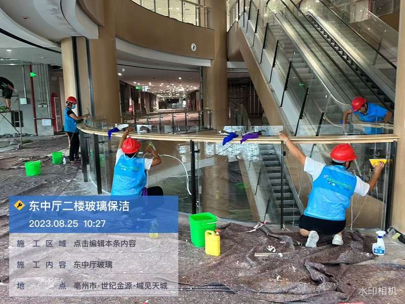 亳州市世纪金源·遇见天成方圆汇商场中庭二楼玻璃护栏保洁,商场开荒清洁。