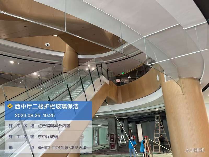 亳州市世纪金源·遇见天成方圆汇商场西中厅二楼护栏玻璃保洁,高空/高处玻璃清洁。