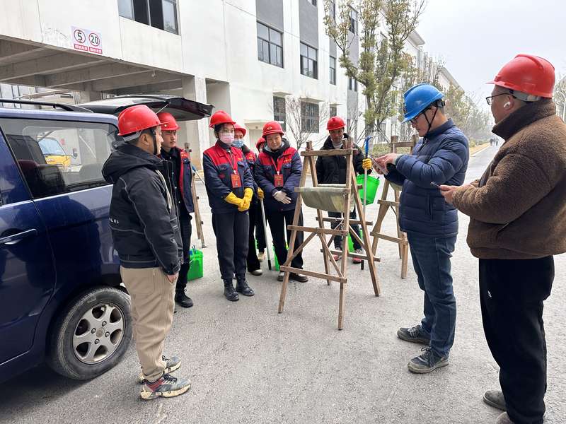 鹿邑城市建设项目现场,鹿邑美家保洁团队参加安全交底/作业前准备,为后续高空玻璃清洗做准备。