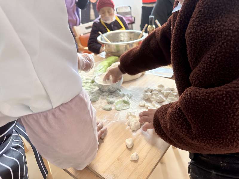 鹿邑社区养老驿站冬至包饺子特写,日间照料中心助餐活动。