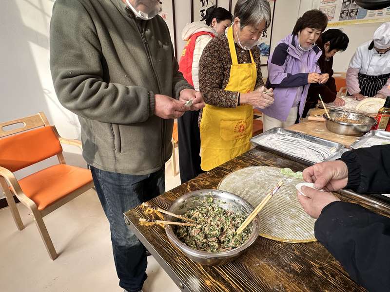 鹿邑社区养老驿站老人包饺子现场,社区日间照料中心日常文娱助餐活动。